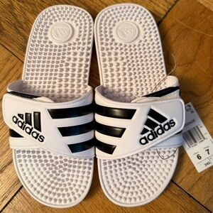Adidas- Pool slides